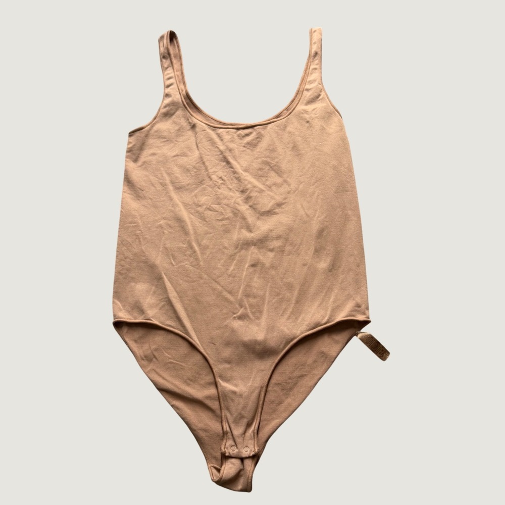 SKIMS Bodysuit L/XL Essential Scoop Neck Nylon Spandex Stretch Tan Nude Base
